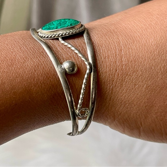 Vintage | Green Turquoise Chip Inlay Stamped Alpaca Mexico Cuff Bracelet - Picture 9 of 16